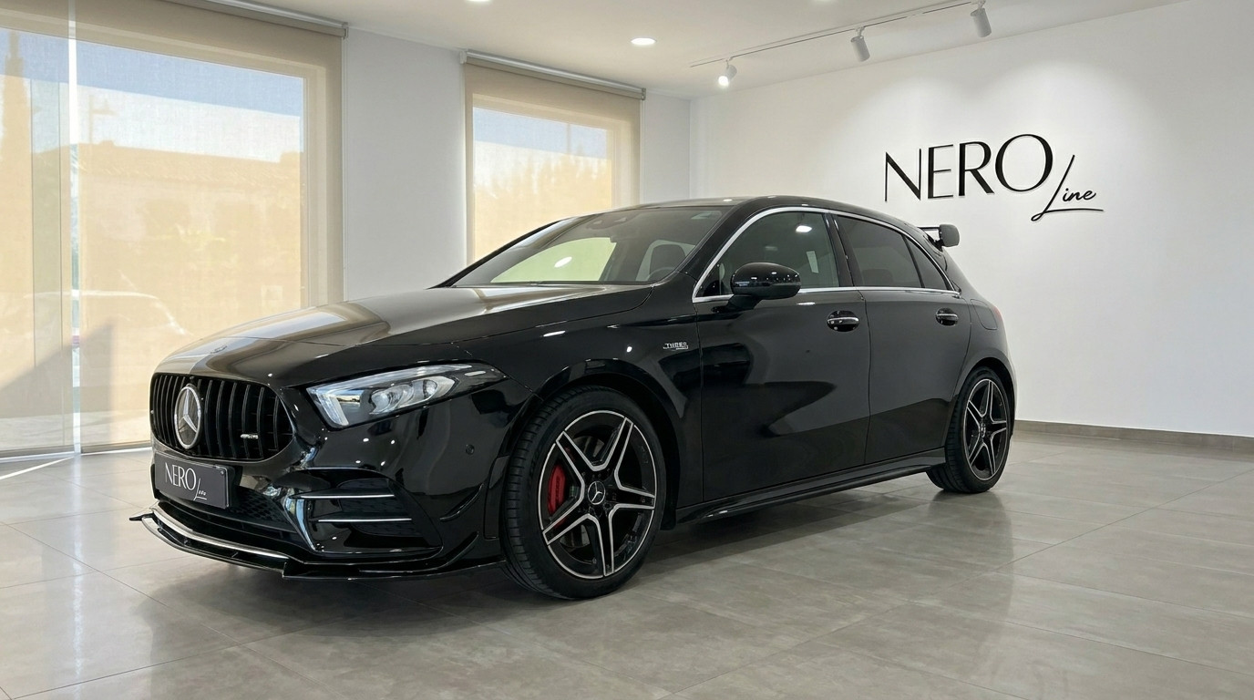 Mercedes-Benz A 35 AMG — Vorderansicht Alicante Der glänzend schwarze Mercedes-Benz A 35 AMG von 2022 wird aus der vorderen Dreiviertelansicht in Alicante gezeigt.