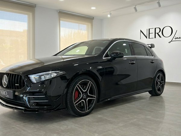 Mercedes-Benz A 35 AMG — Vorderansicht Alicante Der glänzend schwarze Mercedes-Benz A 35 AMG von 2022 wird aus der vorderen Dreiviertelansicht in Alicante gezeigt.