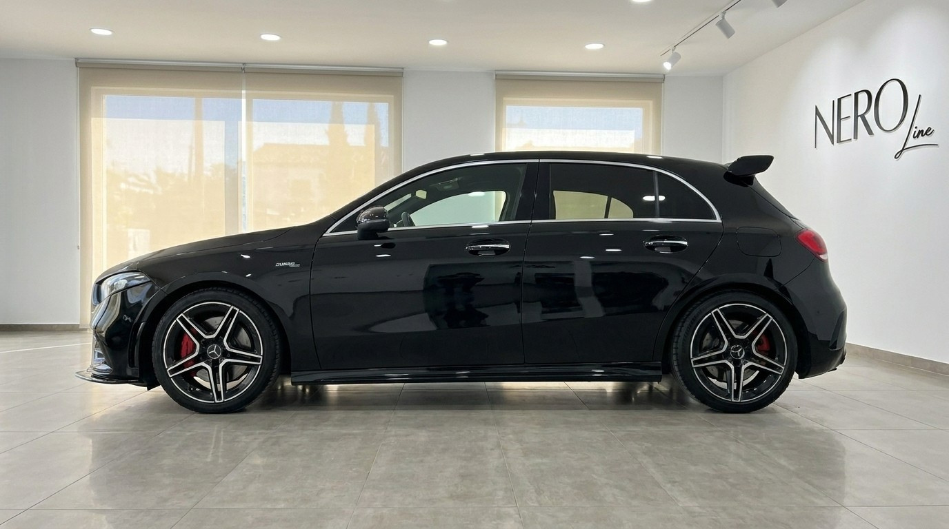 Der schwarze Mercedes-Benz A 35 AMG ist in einer eleganten Seitenansicht in einem Showroom in Alicante zu sehen.
