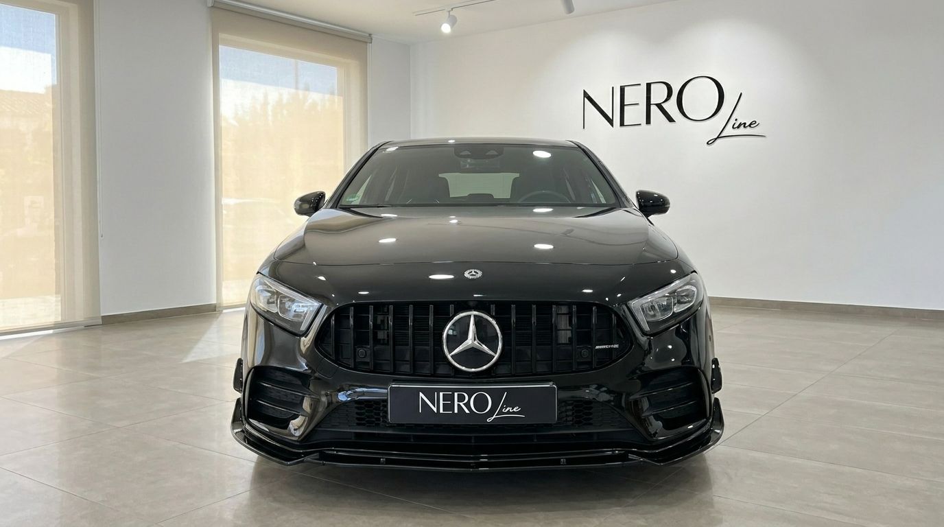Der glänzend schwarze Mercedes-Benz A 35 AMG von 2022 wird in einem hellen Showroom in Alicante frontal gezeigt.