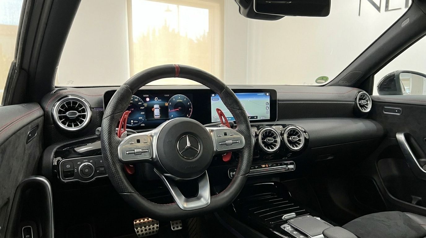 Das luxuriöse Interieur des Mercedes-Benz A 35 AMG 2022 in Alicante, zeigt Lenkrad, digitales Armaturenbrett und Infotainment-Bildschirm.