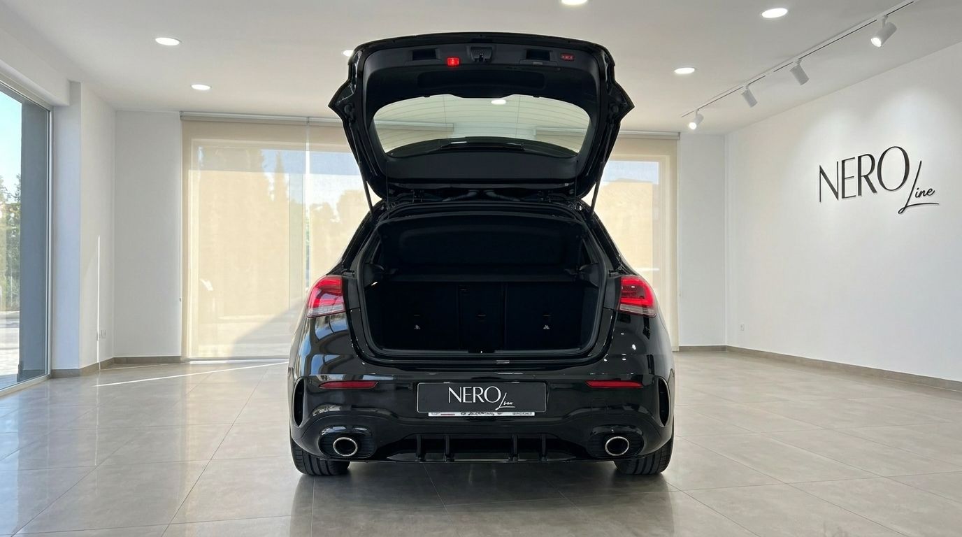 Der schwarze Mercedes-Benz A 35 AMG von 2022 ist von hinten mit offenem Kofferraum in einem Ausstellungsraum in Alicante zu sehen.
