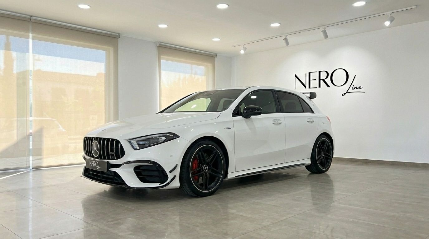 Une Mercedes-Benz A45s AMG blanche de 2021, vue de l'angle avant trois quarts, garée dans un showroom moderne à Marbella.