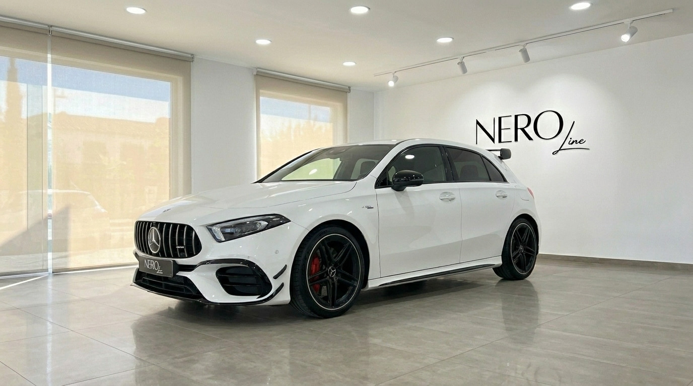 Mercedes-Benz A45s AMG — Showroom Marbella Une Mercedes-Benz A45s AMG blanche de 2021, vue de l'angle avant trois quarts, garée dans un showroom moderne à Marbella.