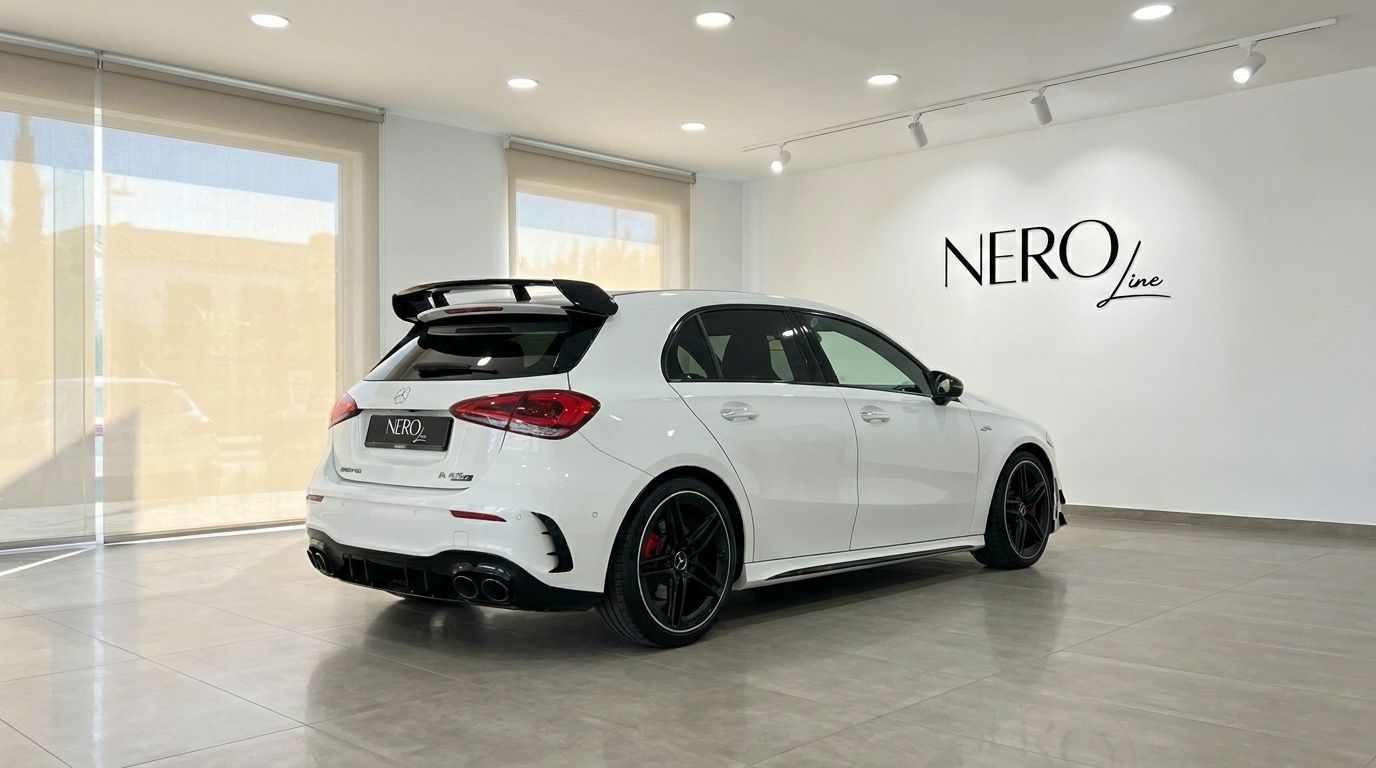 La Mercedes-Benz A45s AMG blanche de 2021 est garée dans un showroom, présentant sa vue arrière trois quarts sportive à Marbella.