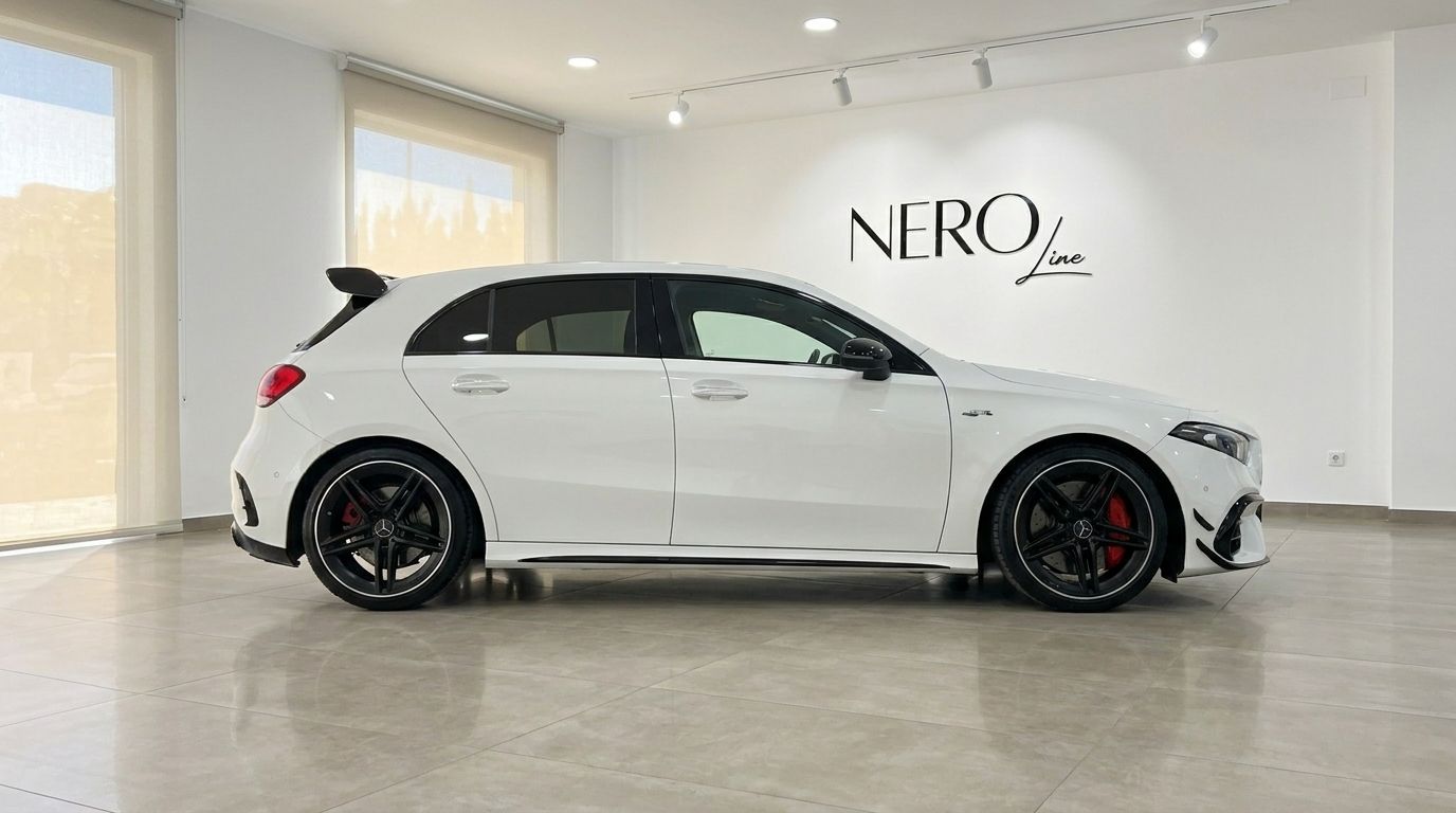 La Mercedes-Benz A45s AMG 2021 blanc brillant est présentée de profil dans un showroom à Marbella.