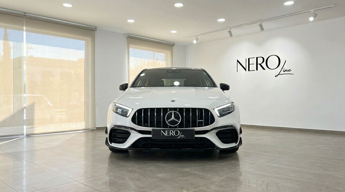 La Mercedes-Benz A45s AMG blanche brillante est présentée de face dans un showroom à Marbella.