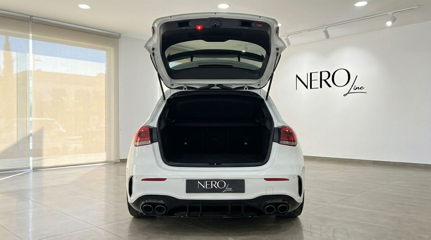Mercedes-Benz A45s AMG blanc vu de l'arrière avec le coffre ouvert, présentant son espace de chargement à Marbella.