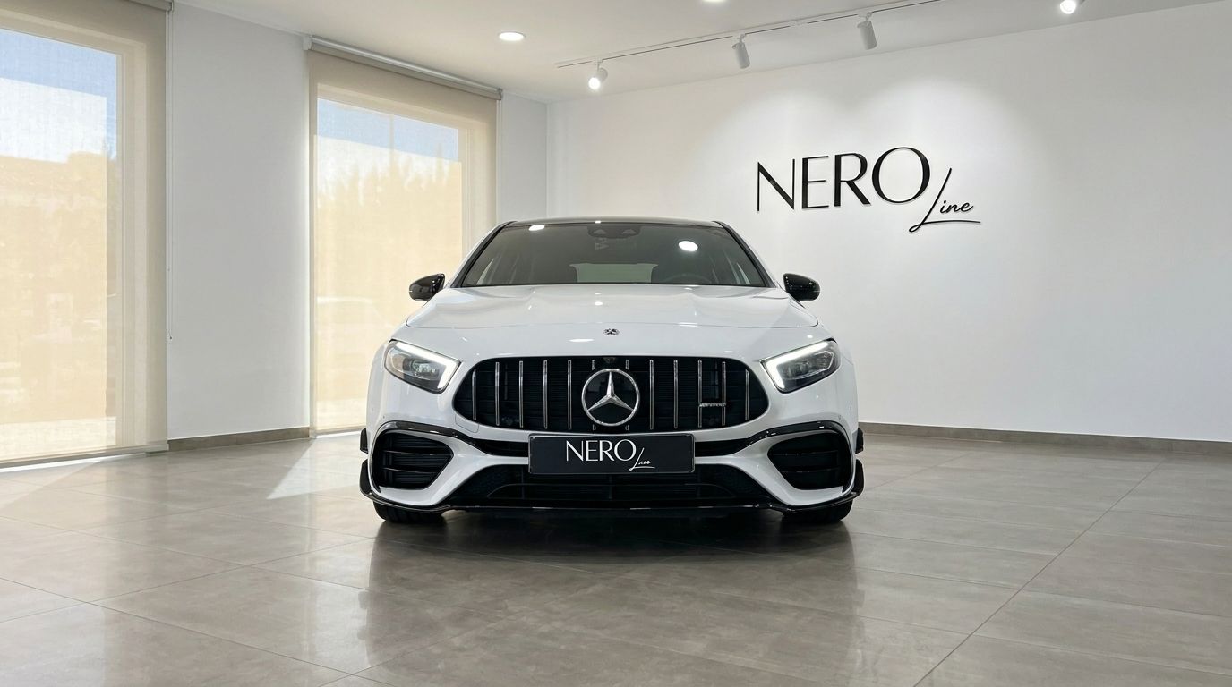El Mercedes-Benz A45s AMG blanco se exhibe prominentemente en un concesionario, visto de frente en Madrid.