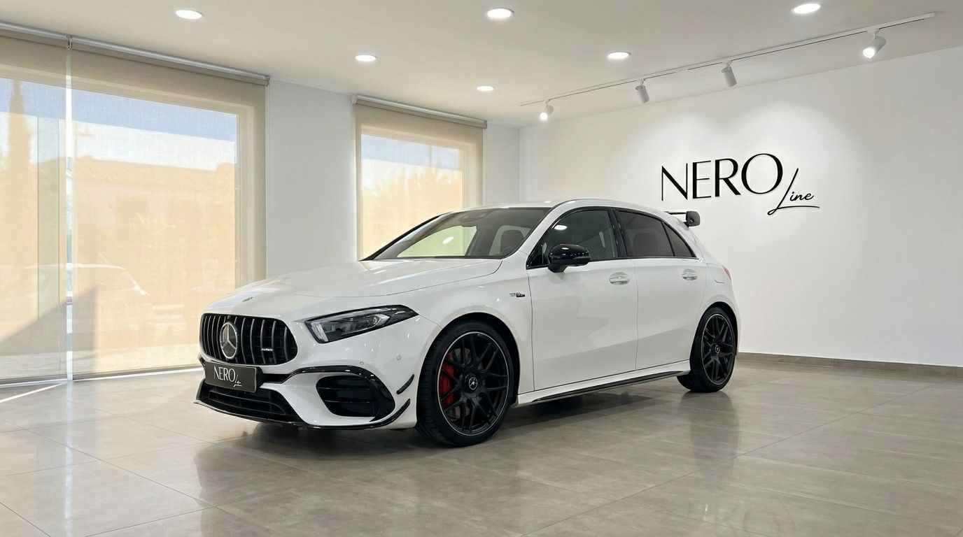 Mercedes-Benz A45s AMG blanco 2020, visto en una perspectiva frontal tres cuartos dentro de un showroom en Madrid.