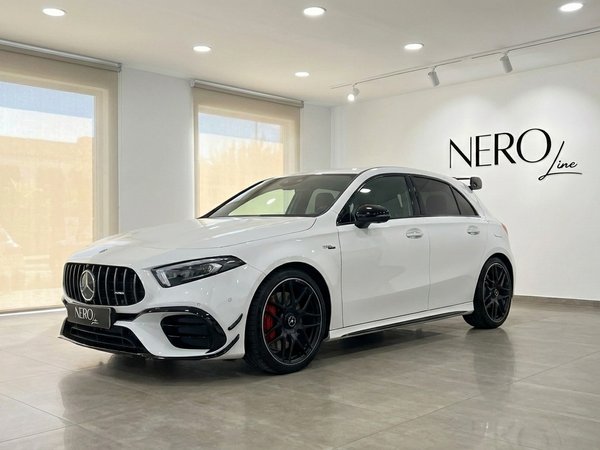 Mercedes-Benz A45s AMG — Vista frontal Madrid Mercedes-Benz A45s AMG blanco 2020, visto en una perspectiva frontal tres cuartos dentro de un showroom en Madrid.