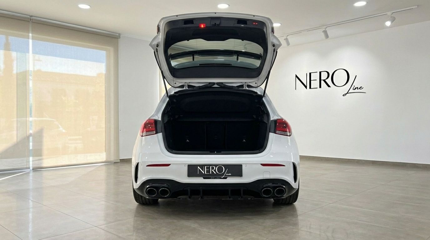 El Mercedes-Benz A45s AMG 2020 blanco se muestra desde la parte trasera con el maletero abierto, en un concesionario en Madrid.