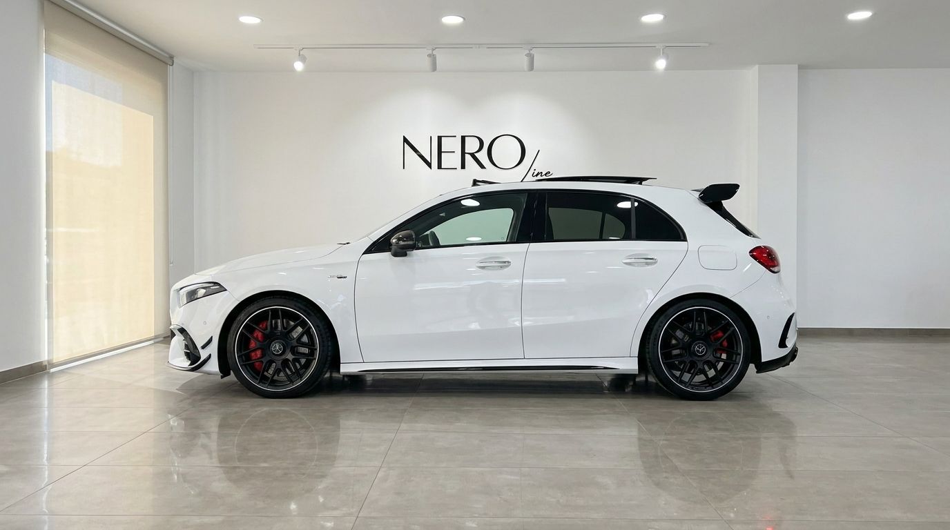 El Mercedes-Benz A45s AMG blanco se muestra de perfil en una moderna sala de exposición en Madrid, con el logo de NERO line.