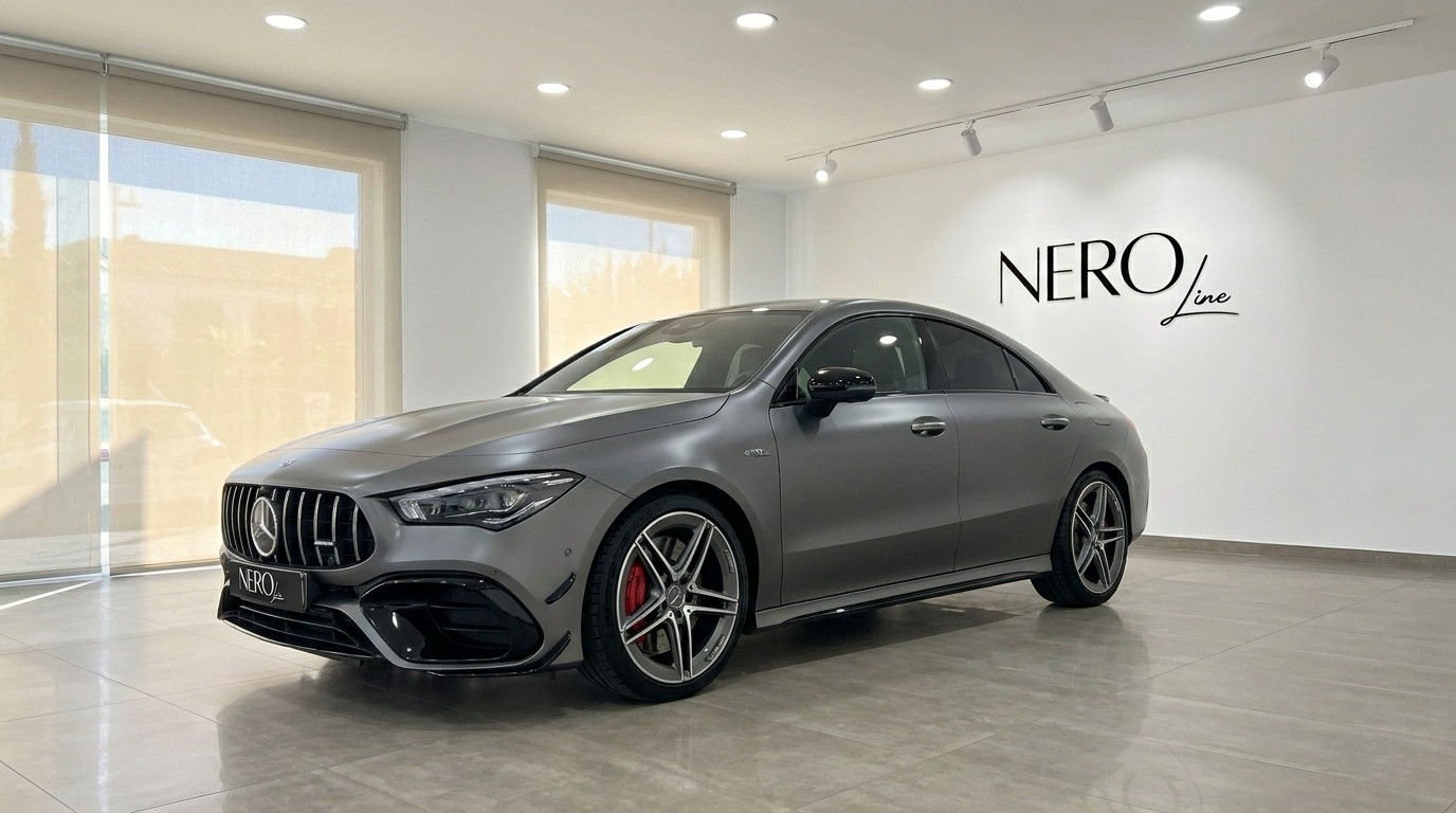 Mercedes-Benz CLA 45s AMG — Showroom à Marbella La Mercedes-Benz CLA 45s AMG gris mat Mountain Grey Magno est exposée dans un showroom avec le logo Nero Line à Marbella.