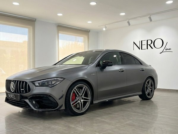 Mercedes-Benz CLA 45s AMG — Showroom à Marbella La Mercedes-Benz CLA 45s AMG gris mat Mountain Grey Magno est exposée dans un showroom avec le logo Nero Line à Marbella.