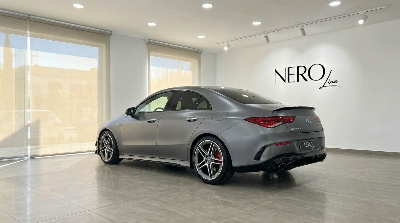 La Mercedes-Benz CLA 45s AMG gris montagne magno mat est garée dans un showroom, vue de son angle arrière trois quarts.