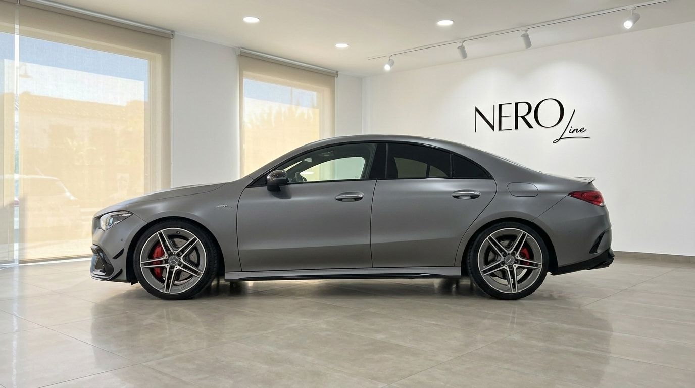 La Mercedes-Benz CLA 45s AMG Gris Montagne Magno mat est exposée de profil latéral dans un showroom à Marbella.