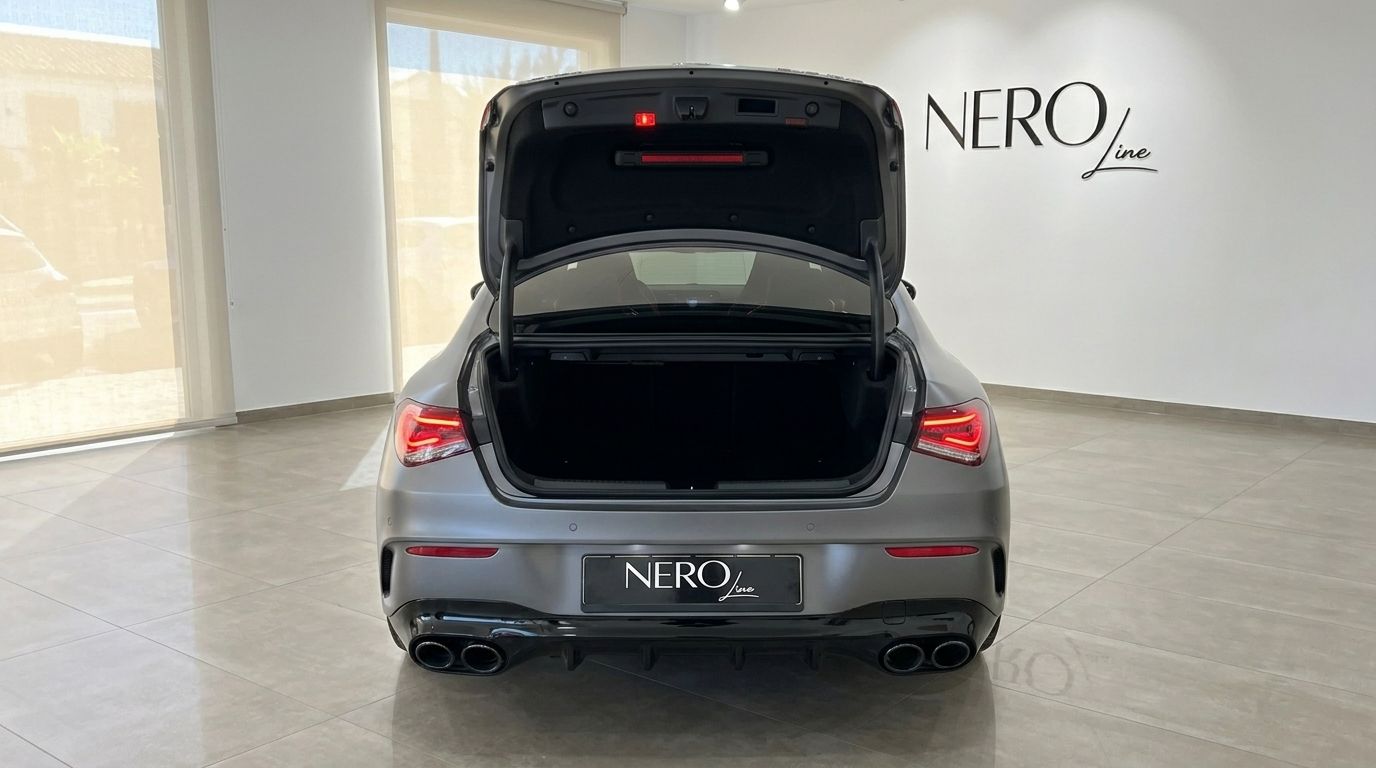 La Mercedes-Benz CLA 45s AMG gris mat Mountain Magno avec son coffre ouvert, présentant un grand espace à Marbella.