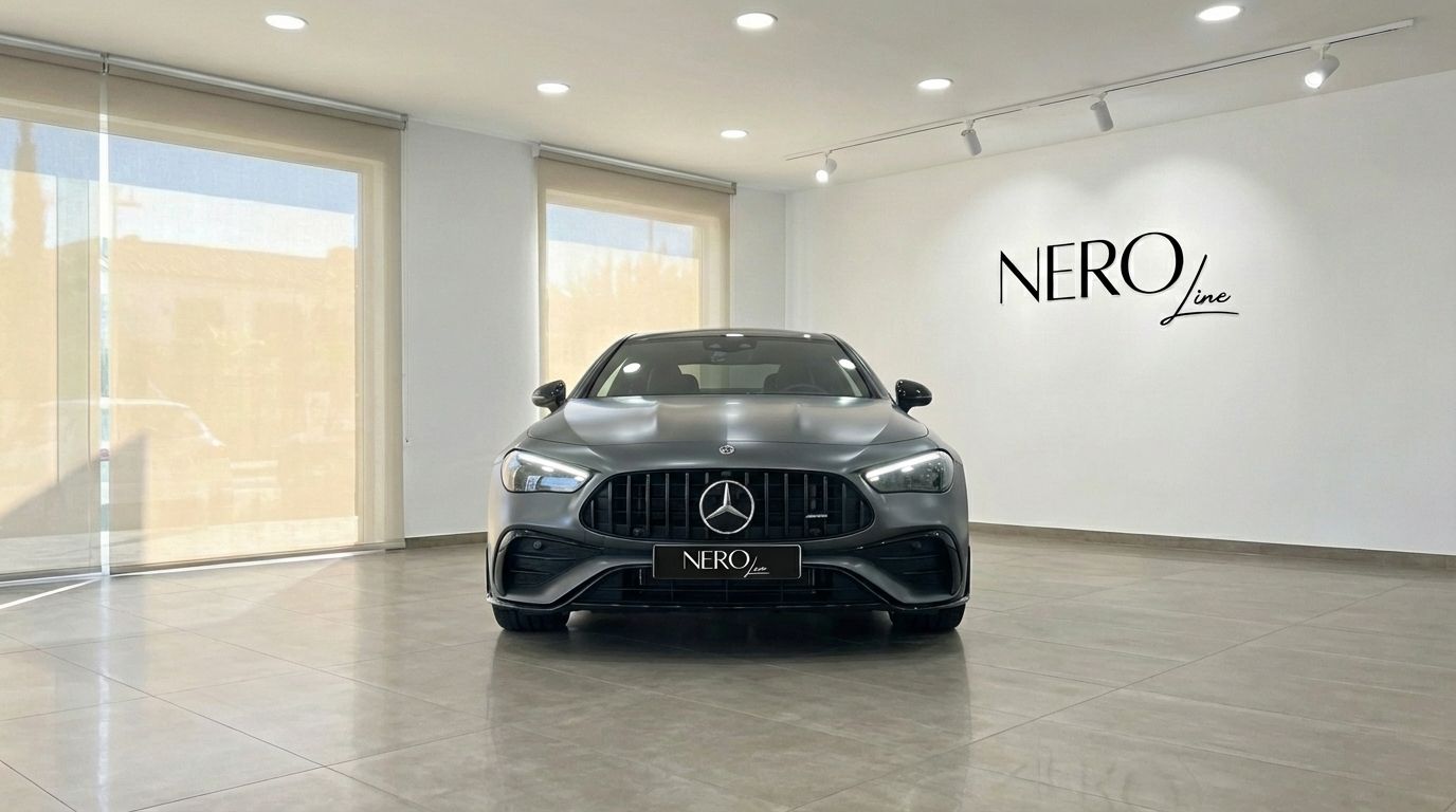 El Mercedes-Benz CLE 53 AMG Coupe 2025 gris mate se exhibe prominentemente en un concesionario en Alicante.