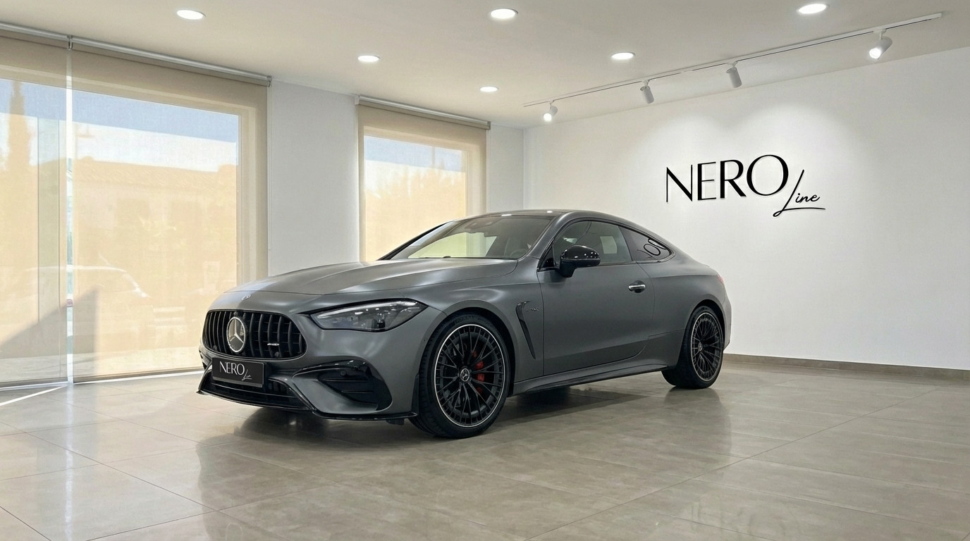Mercedes-Benz CLE 53 AMG Coupe — Concesionario en Alicante Un Mercedes-Benz CLE 53 AMG Coupe 2025 gris mate está aparcado en un luminoso concesionario en Alicante, visto desde la parte delantera tres cuartos.
