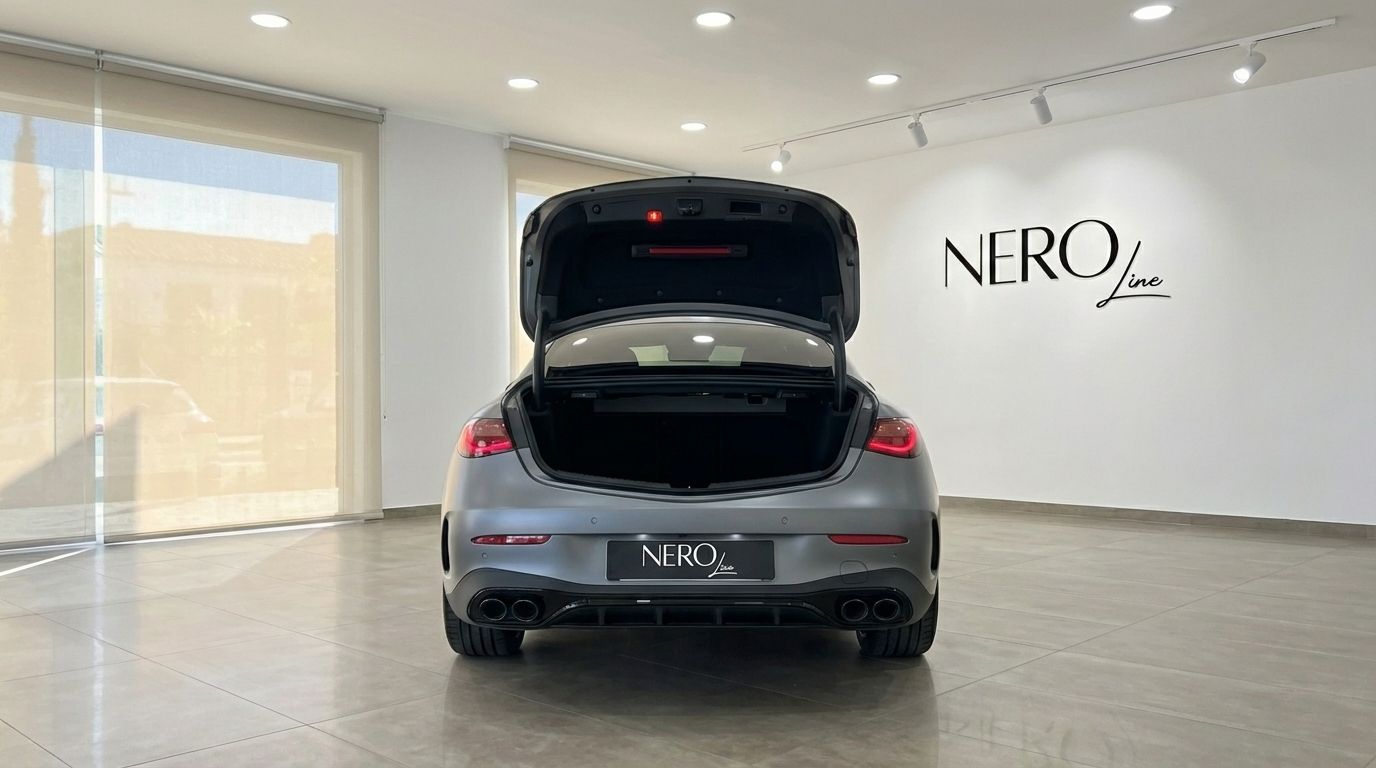Vista trasera del Mercedes-Benz CLE 53 AMG Coupe gris mate 2025 con el maletero abierto en el showroom de Alicante.