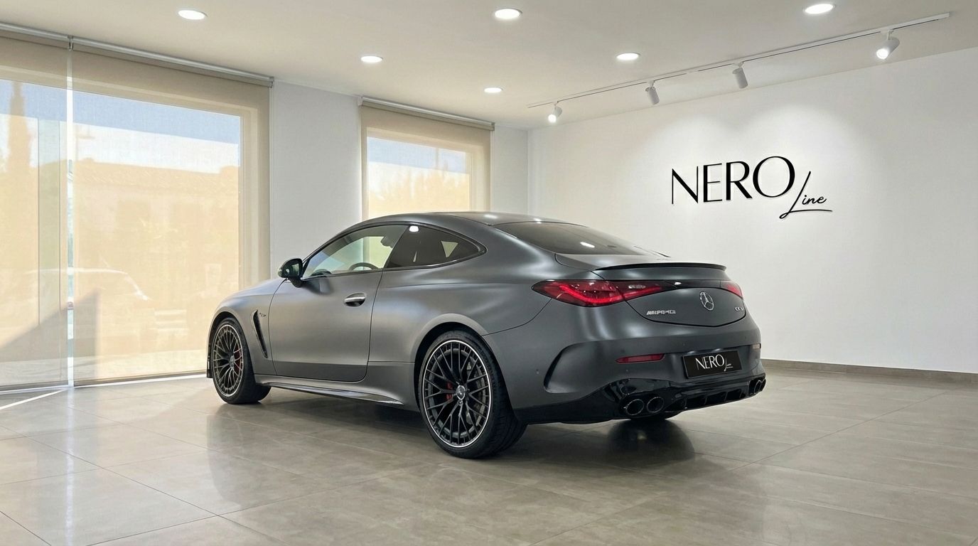 Mercedes-Benz CLE 53 AMG Coupé gris mate de 2025, visto desde el ángulo trasero tres cuartos en un showroom en Alicante.