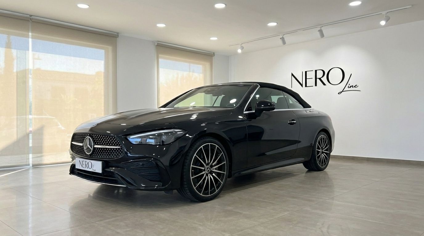 La Mercedes-Benz CLE Cabriolet noire est présentée sous un angle trois quarts avant dans un showroom lumineux à Marbella.