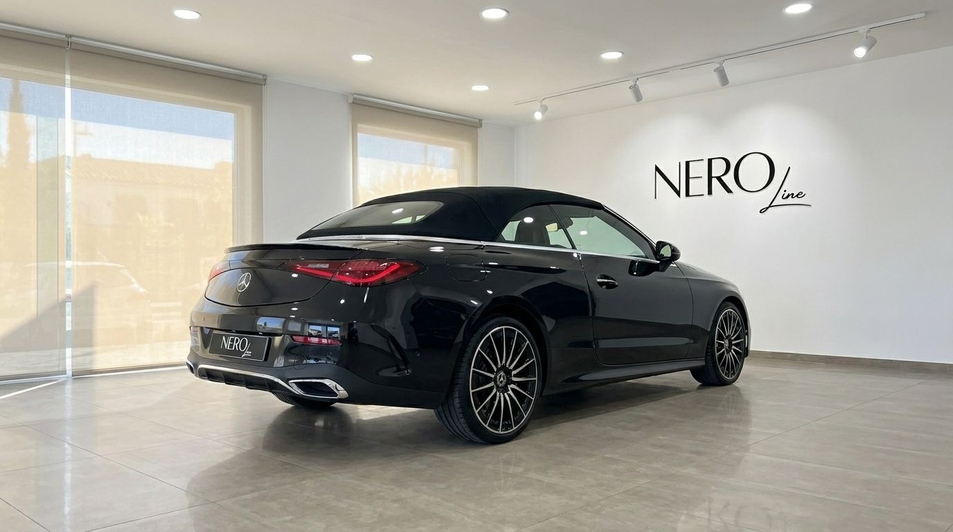 La Mercedes-Benz CLE Cabriolet noire est présentée de trois quarts arrière avec sa capote relevée, garée en intérieur à Marbella.