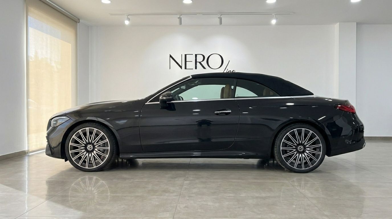 La Mercedes-Benz CLE Cabriolet noire, avec sa capote relevée, est présentée de profil dans un showroom lumineux à Marbella.