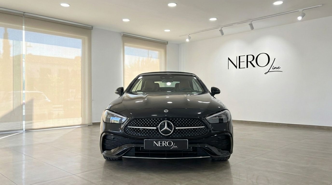 La Mercedes-Benz CLE Cabriolet 2024 noire est présentée de face dans un showroom à Marbella.