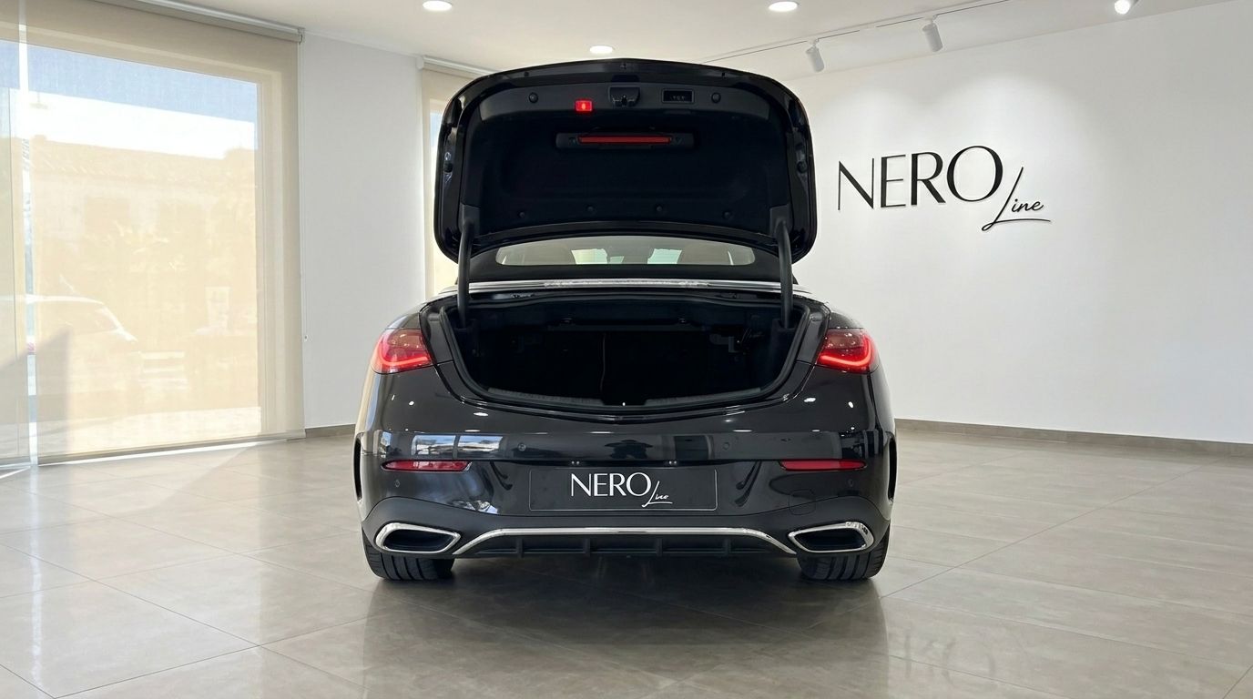 Vue arrière d'une Mercedes-Benz CLE Cabriolet noire avec le coffre ouvert, garée dans un showroom à Marbella.
