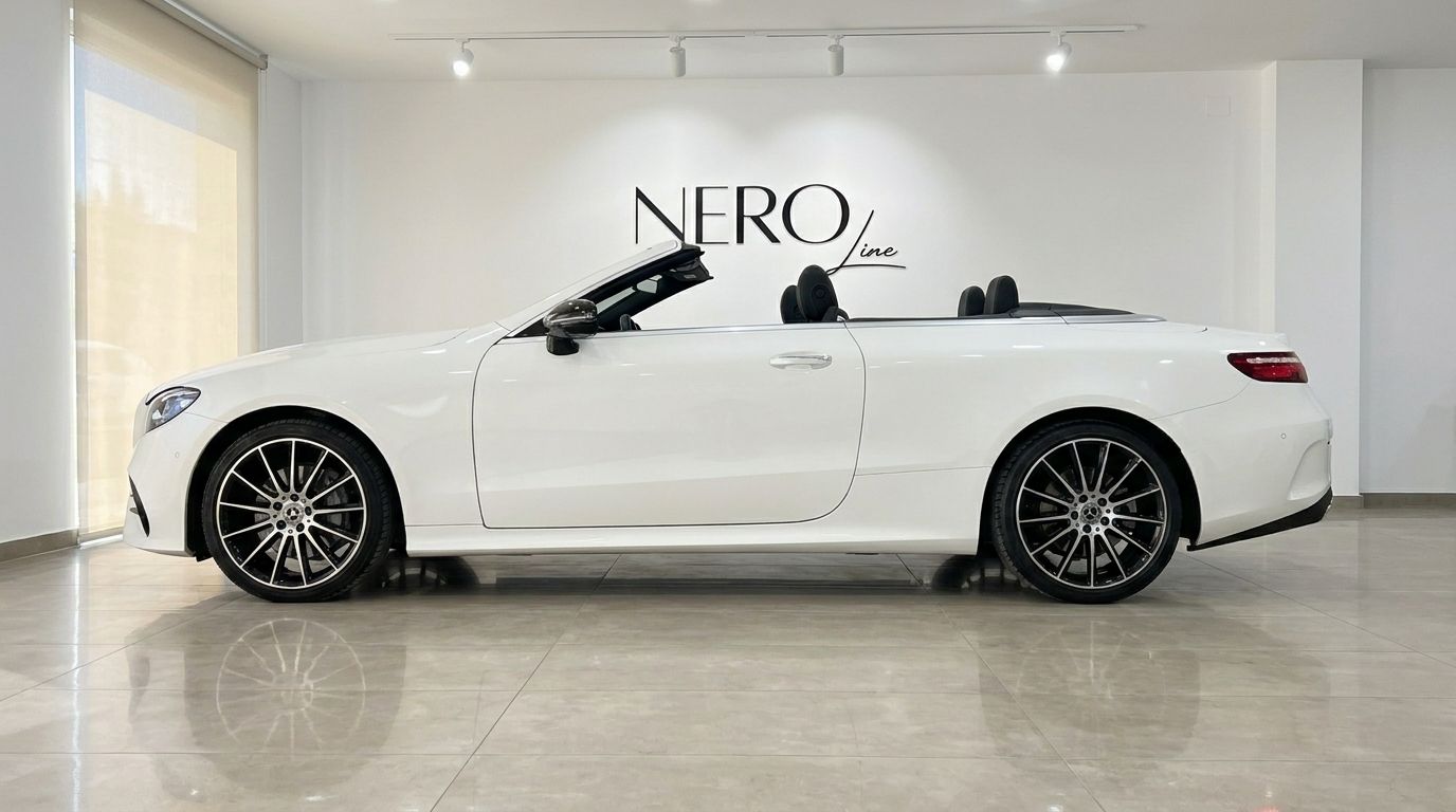 La Mercedes-Benz E200 Cabrio blanche, avec sa capote décapotable baissée, est exposée dans un showroom à Marbella.