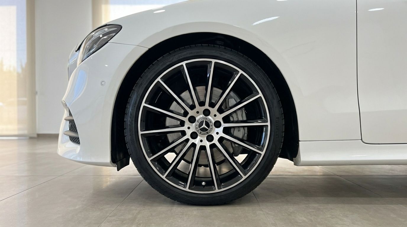 Roue avant de la Mercedes-Benz E200 Cabrio avec une jante multibranche noire et argentée distinctive, mettant en valeur son design élégant.