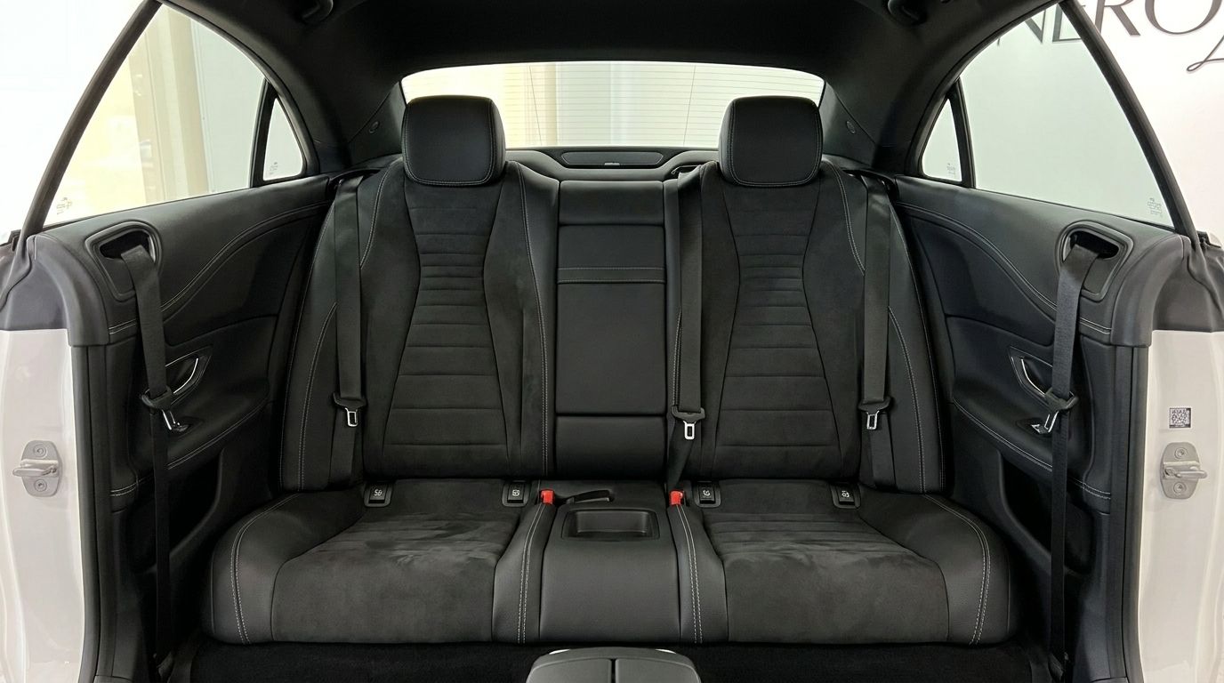 Les luxueux sièges arrière noirs et l'intérieur de la Mercedes-Benz E200 Cabrio sont visibles depuis Marbella.