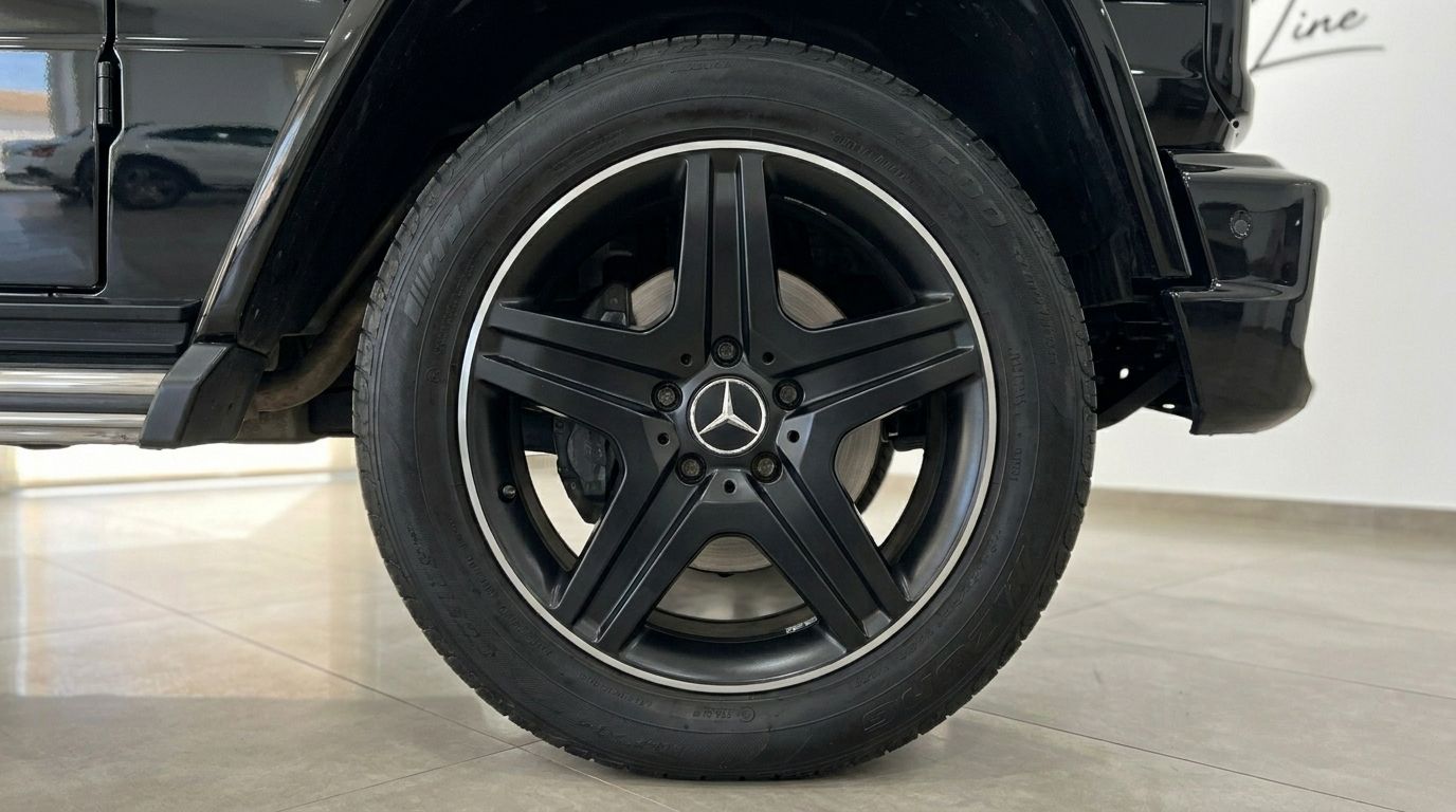 Close-up of the black AMG-styled front wheel and tire of the Mercedes-Benz G 500 in Alicante.