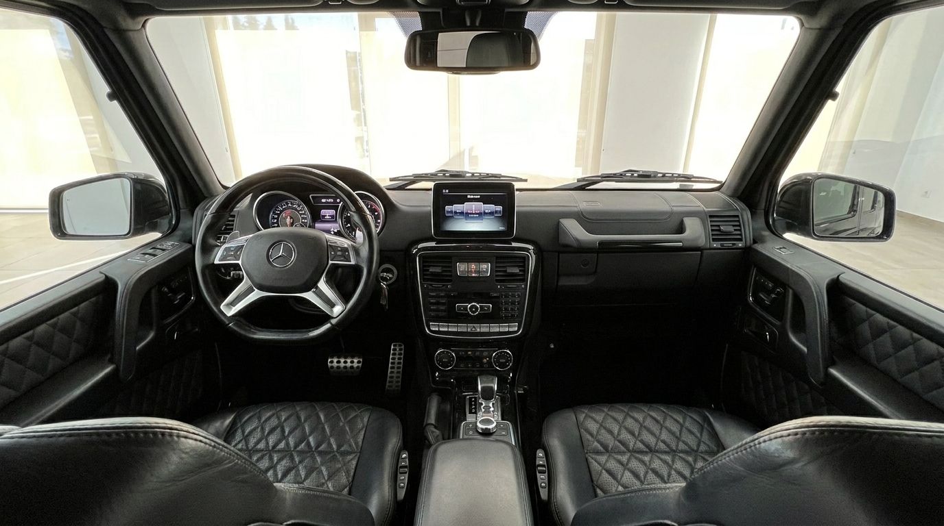 The luxurious interior of the Mercedes-Benz G 500 (AMG Styling) in Alicante, featuring the dashboard, steering wheel, and quilted leather seats.