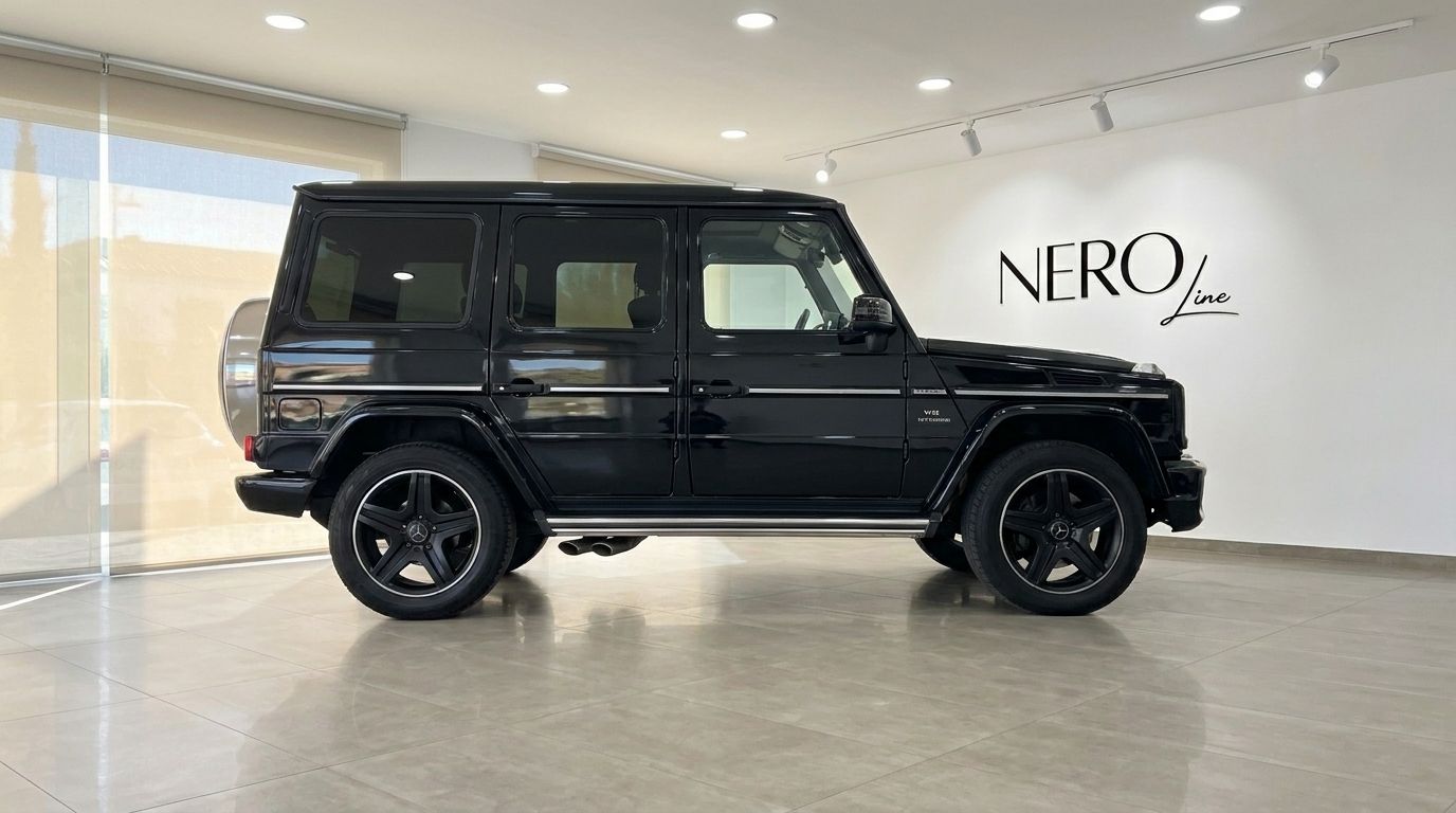 The black Mercedes-Benz G 500 (AMG Styling) is parked sideways in a showroom in Alicante, showcasing its profile.