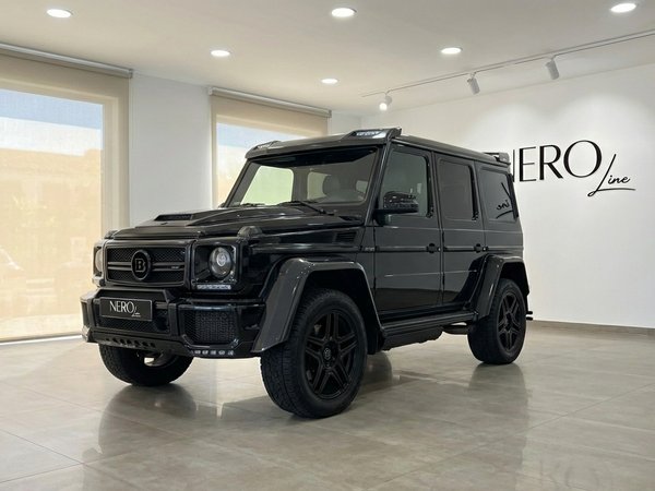 Mercedes-Benz G 500 — Front view in Marbella showroom A sleek black 2020 Mercedes-Benz G 500 is showcased from a front three-quarter view inside a bright Marbella showroom.