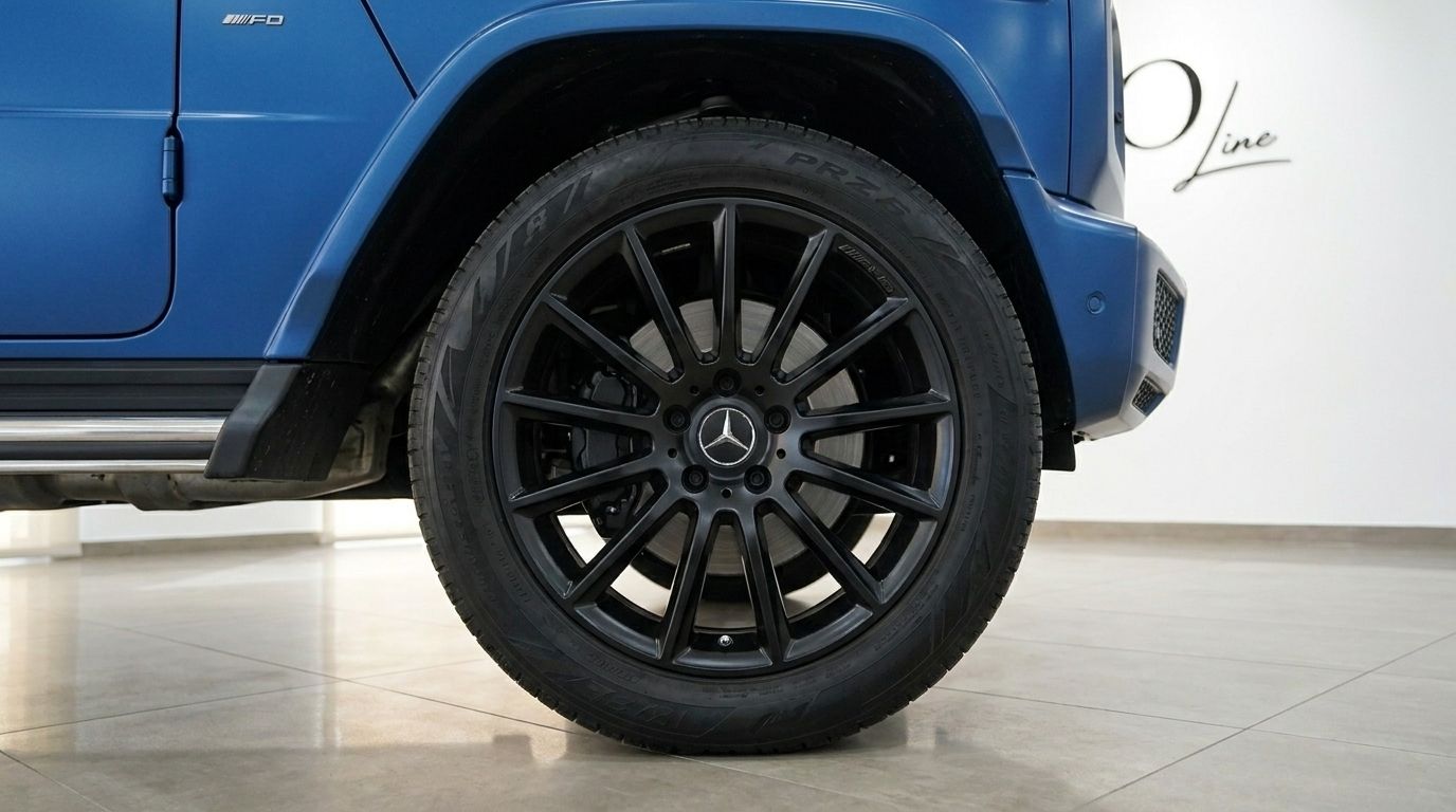 The matte dark blue Mercedes-Benz G 580 EQ displays its black multi-spoke front wheel and tire in Mallorca.