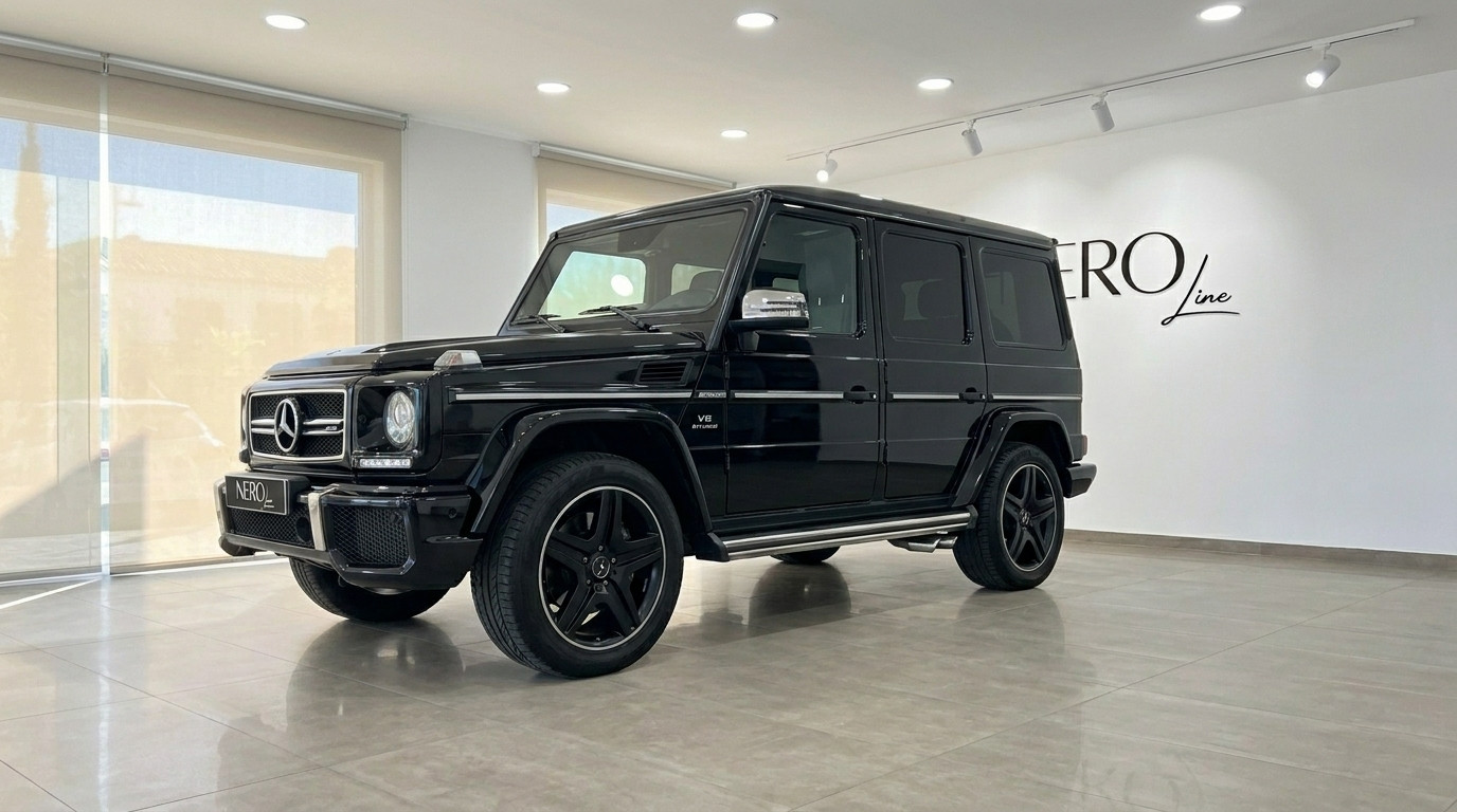 Mercedes-Benz G 500 (AMG Styling) — Front view Alicante A black Mercedes-Benz G 500 (AMG Styling) from 2018 is parked indoors, shown from a front three-quarter view in Alicante.