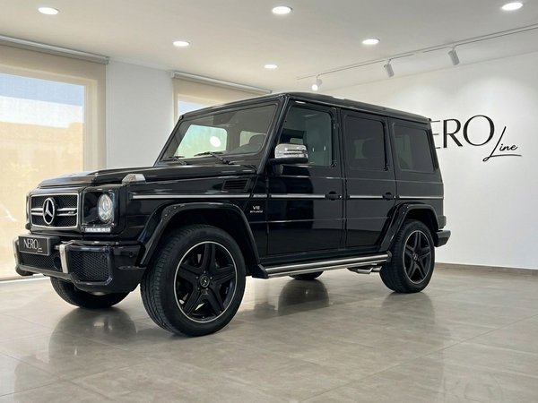 Mercedes-Benz G 500 (AMG Styling) — Front view Alicante A black Mercedes-Benz G 500 (AMG Styling) from 2018 is parked indoors, shown from a front three-quarter view in Alicante.