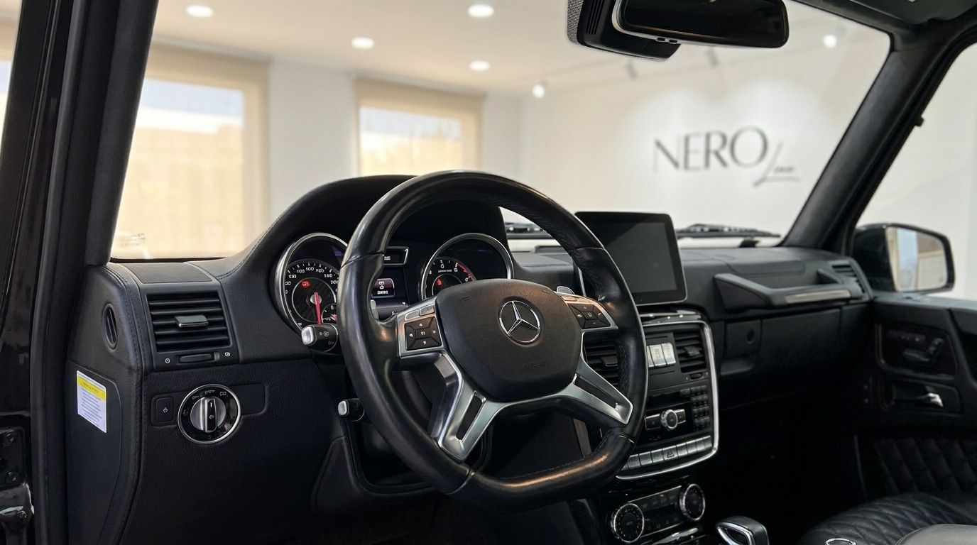 The luxurious black leather interior and dashboard of the Mercedes-Benz G 500 (AMG Styling) in Alicante, featuring the steering wheel and infotainment screen.