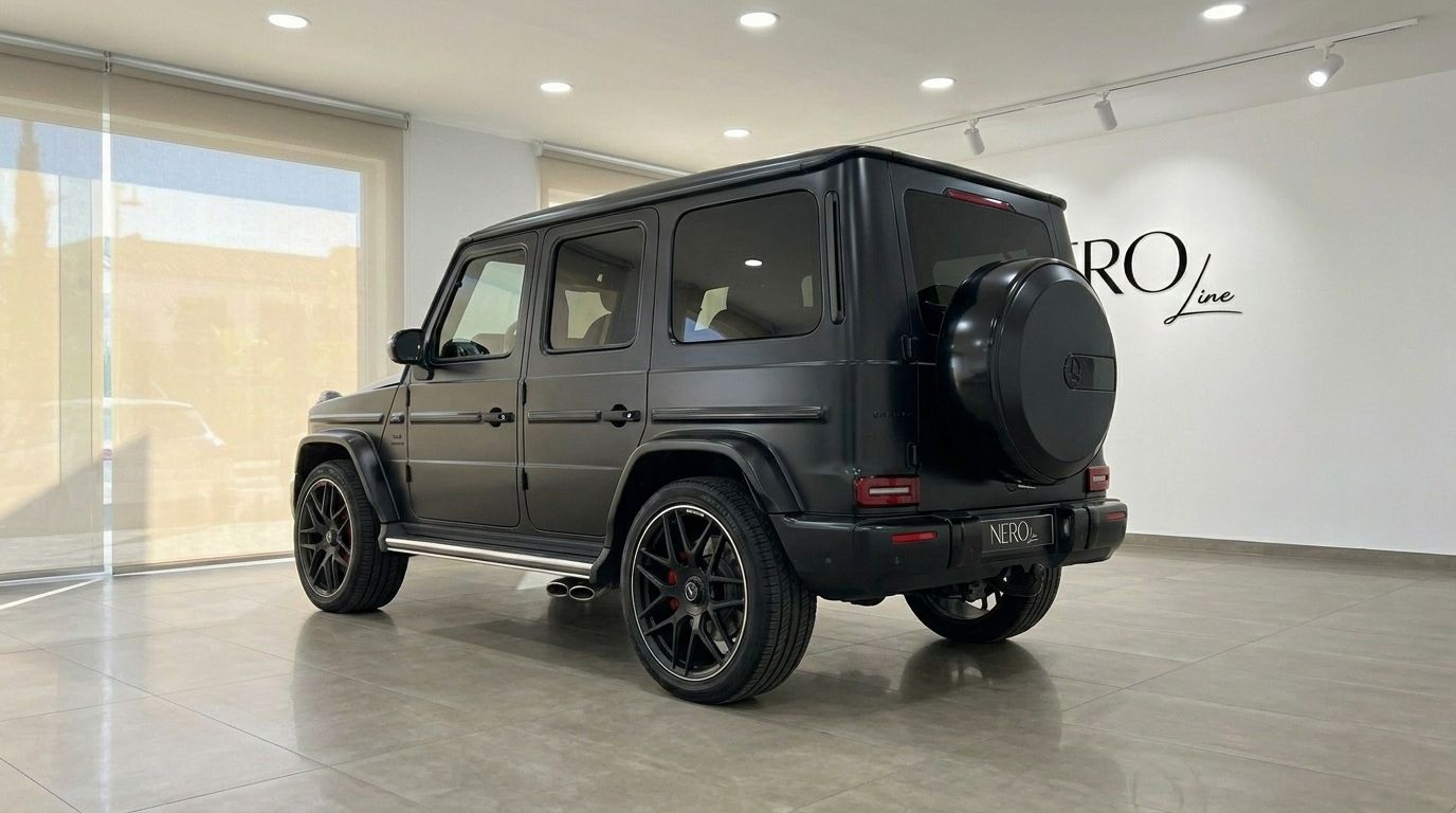 Le Mercedes-Benz G63 AMG noir mat est présenté sous un angle trois-quarts arrière, garé en intérieur à Marbella.