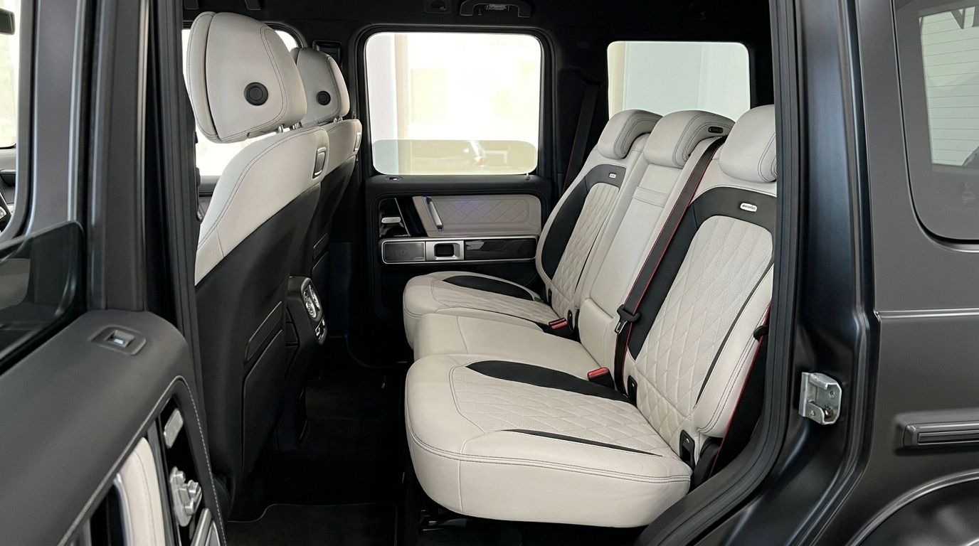 Le Mercedes-Benz G63 AMG à Marbella dispose d'un luxueux intérieur arrière avec des sièges en cuir crème et des surpiqûres en losange.