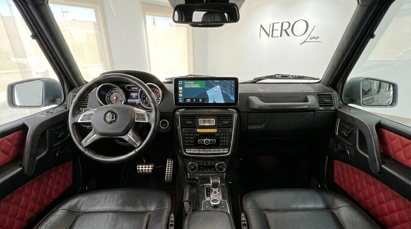 O luxuoso interior do Brabus G800 Rocket em Alicante, apresentando seu painel personalizado, volante e painéis de porta acolchoados vermelhos.