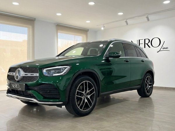 Mercedes-Benz GLC — Front three-quarter view, Mallorca A gloss emerald green 2021 Mercedes-Benz GLC SUV, shown from the front three-quarter angle, parked in a showroom in Mallorca.
