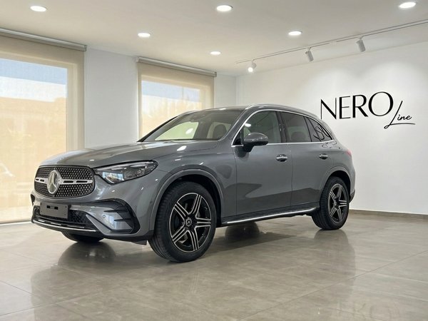 Mercedes-Benz GLC 200 — Front three-quarter view Alicante The metallic grey 2025 Mercedes-Benz GLC 200 SUV is showcased from a front three-quarter view in a showroom in Alicante.