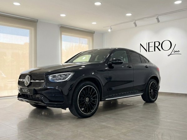 Mercedes-Benz GLC 300 AMG Line — Showroom view The black Mercedes-Benz GLC 300 AMG Line is showcased from a front three-quarter view inside a showroom in Ibiza.