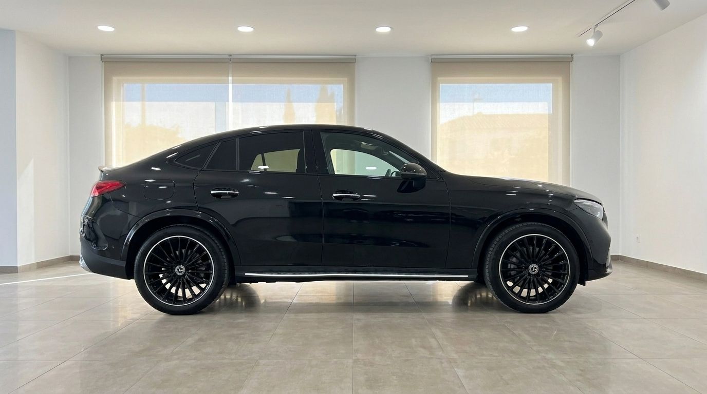 El elegante SUV Mercedes-Benz GLC 300 AMG Line negro obsidiana brillante se exhibe de perfil en Ibiza.