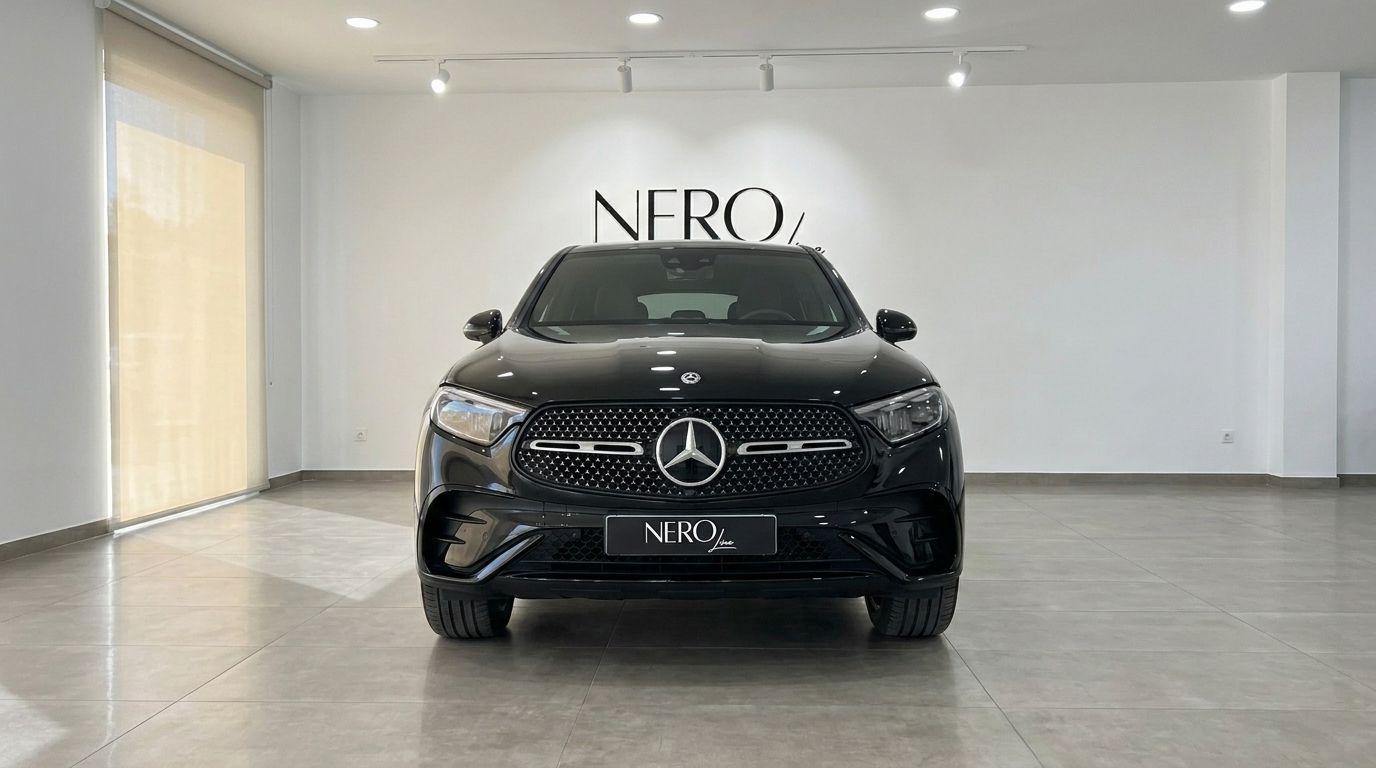 El Mercedes-Benz GLC 300 AMG Line 2024 negro Obsidiana brillante se exhibe de frente en un luminoso concesionario de Ibiza.